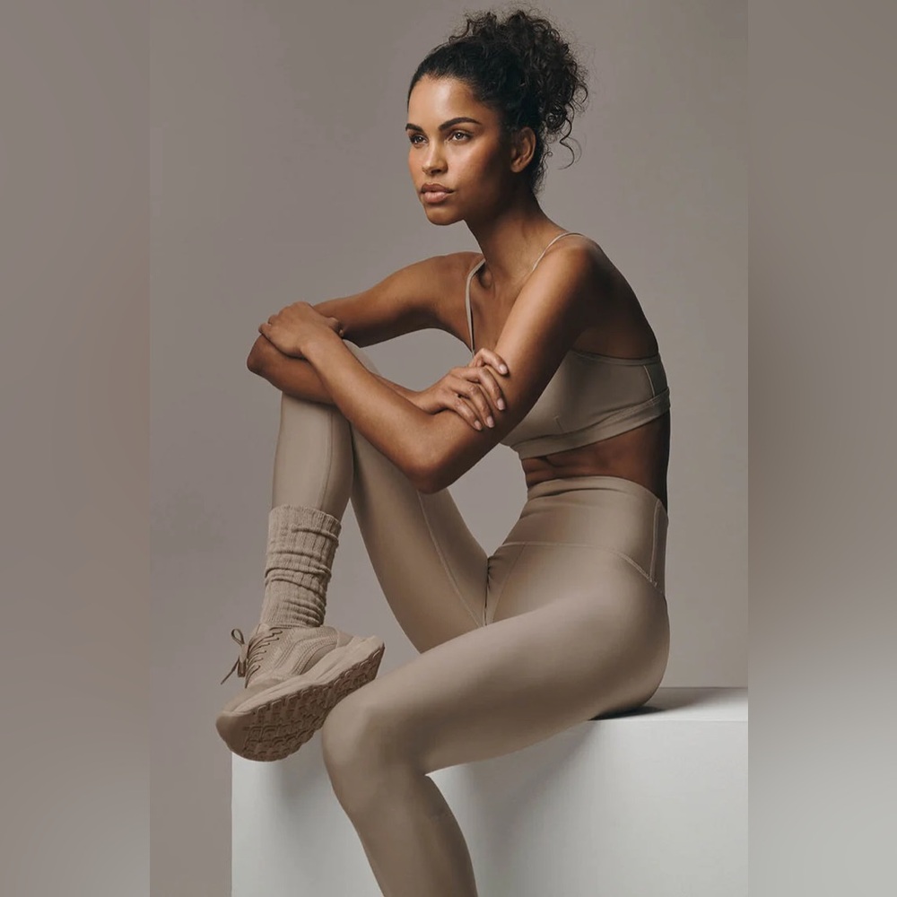 Alo Yoga Airlift High Waisted Legging in Color Gravel